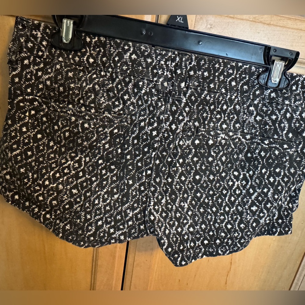 American Eagle Wome's Black and White Patterned Shorts - Picture 14 of 14
